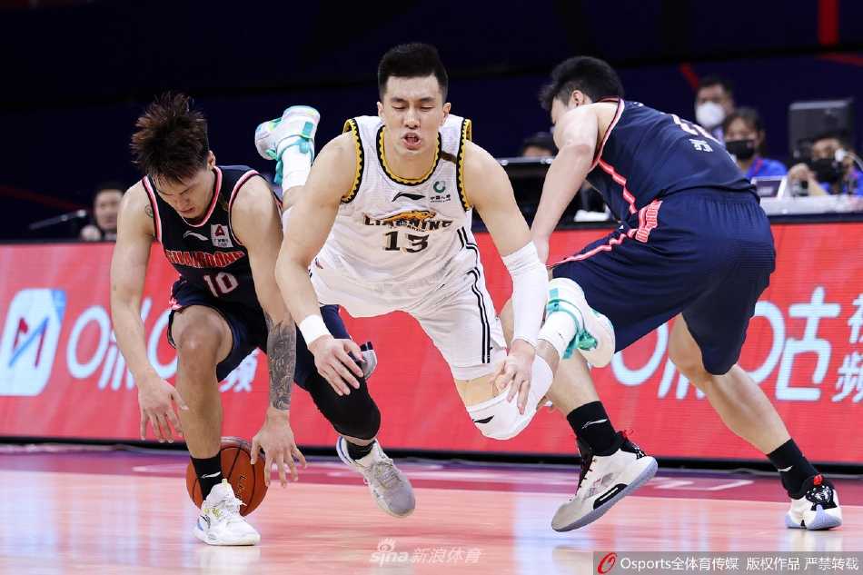 辽宁前锋张镇麟迎着防守人干拔跳起，皮球在空中划过一道彩虹弧线，他用实际行动证明自己不仅是扣将，更是关键先生。