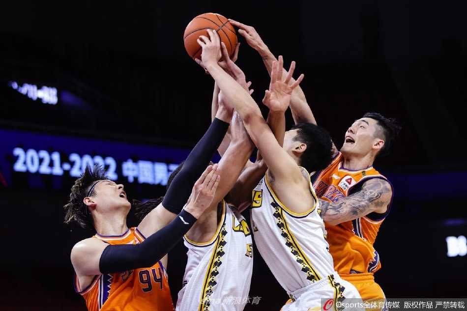 广厦队孙铭徽与上海队王哲林篮下激烈卡位，肌肉的碰撞与眼神的坚毅，诉说着半决赛惨烈程度与双方必胜的信念。