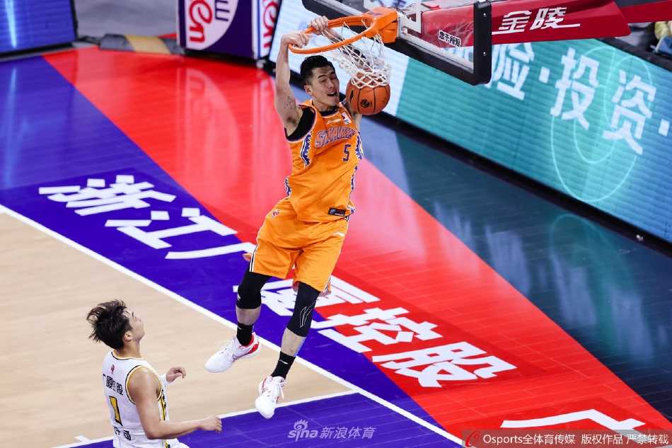 上海外援富兰克林持球推进，眼神专注，面对广厦的铁血防守，他试图用经验和节奏为球队撕开一道缺口。