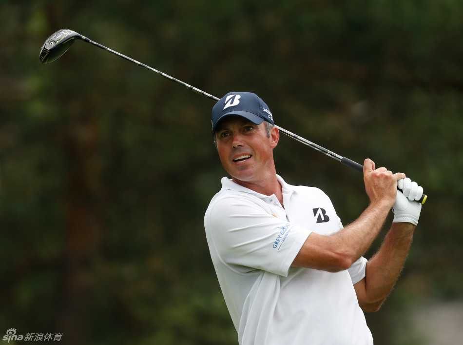 马特·库查尔站在果岭边，阳光勾勒出他专注的侧影，目光如炬追踪着空中飞行的小白球