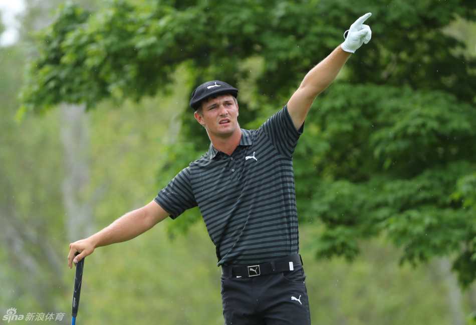 布赖森·德尚博完成挥杆后稳稳收杆，肌肉线条在阳光下舒展，展现力量与控制的完美结合