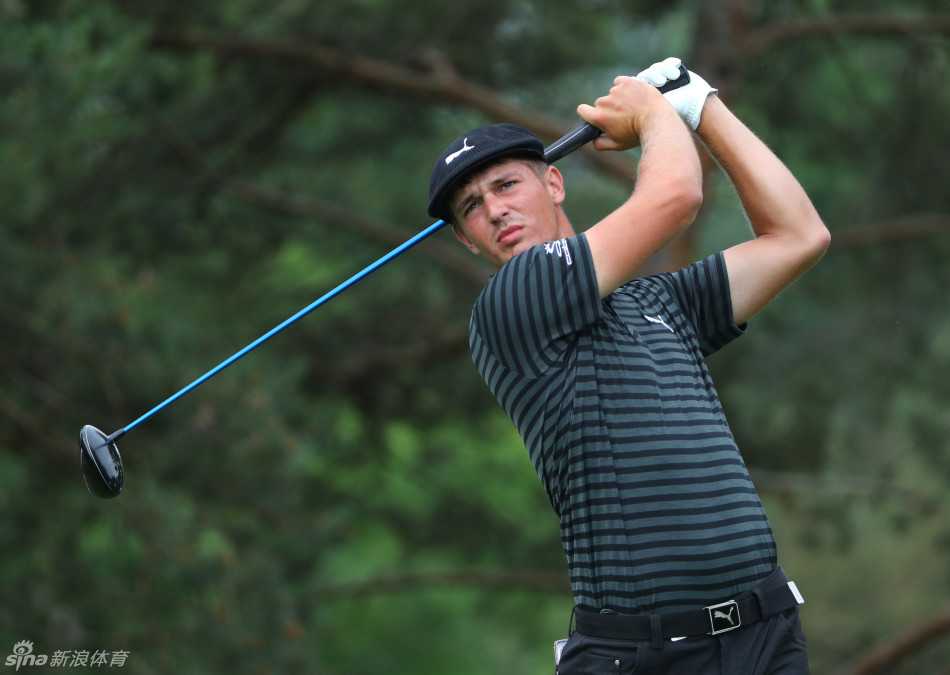 杰森·戴伊在暮色中凝神观察球路，阴影与光线在他坚毅的脸庞上交织出深邃的轮廓