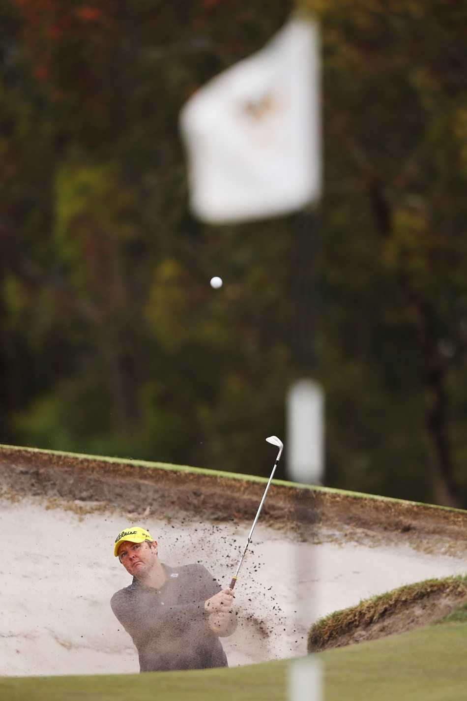 特写镜头下一大一小两只手共同握着一支推杆，准备击球的温馨瞬间