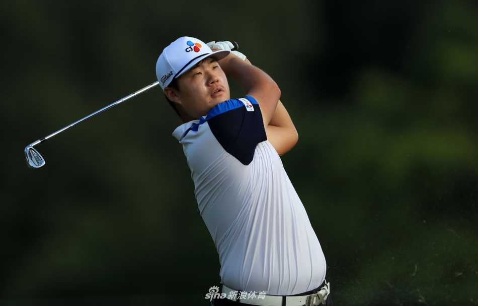 穆略斯在关键时刻屏息凝神，准备推出决定冠军归属的最后一推