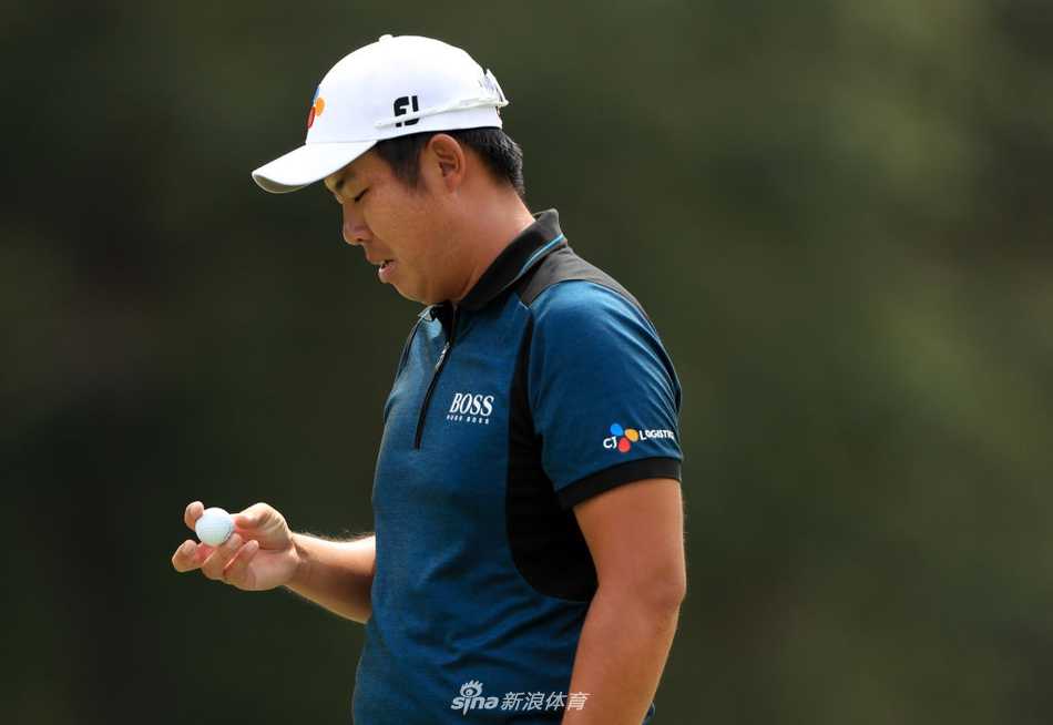 穆略斯与女友在场边深情拥吻，分享胜利的无尽喜悦