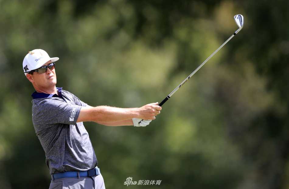 穆略斯与自己的球童忘情拥抱，庆祝这场团队协作的伟大胜利