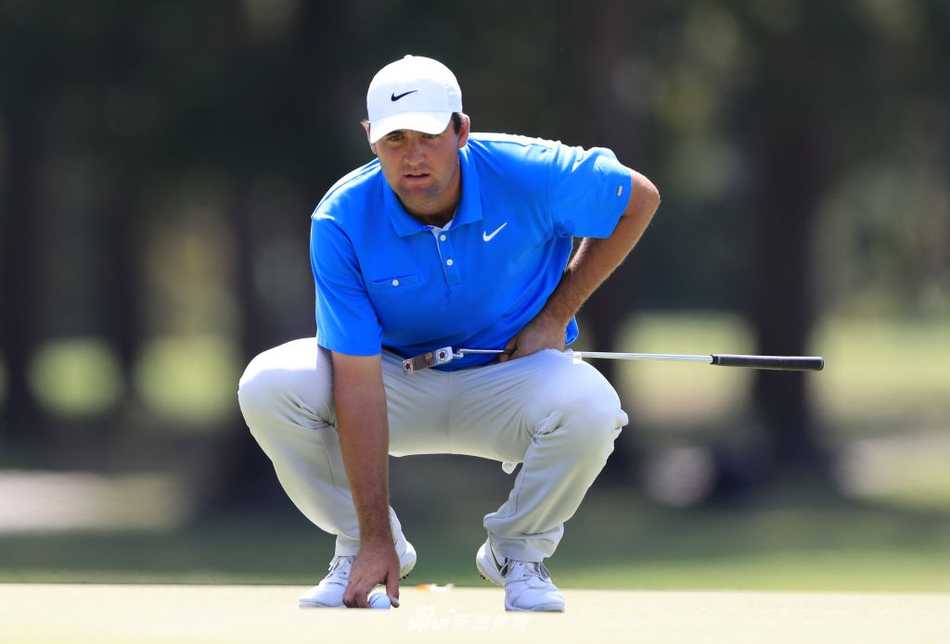 穆略斯高举沉甸甸的冠军奖杯，笑容灿烂如密西西比州的阳光