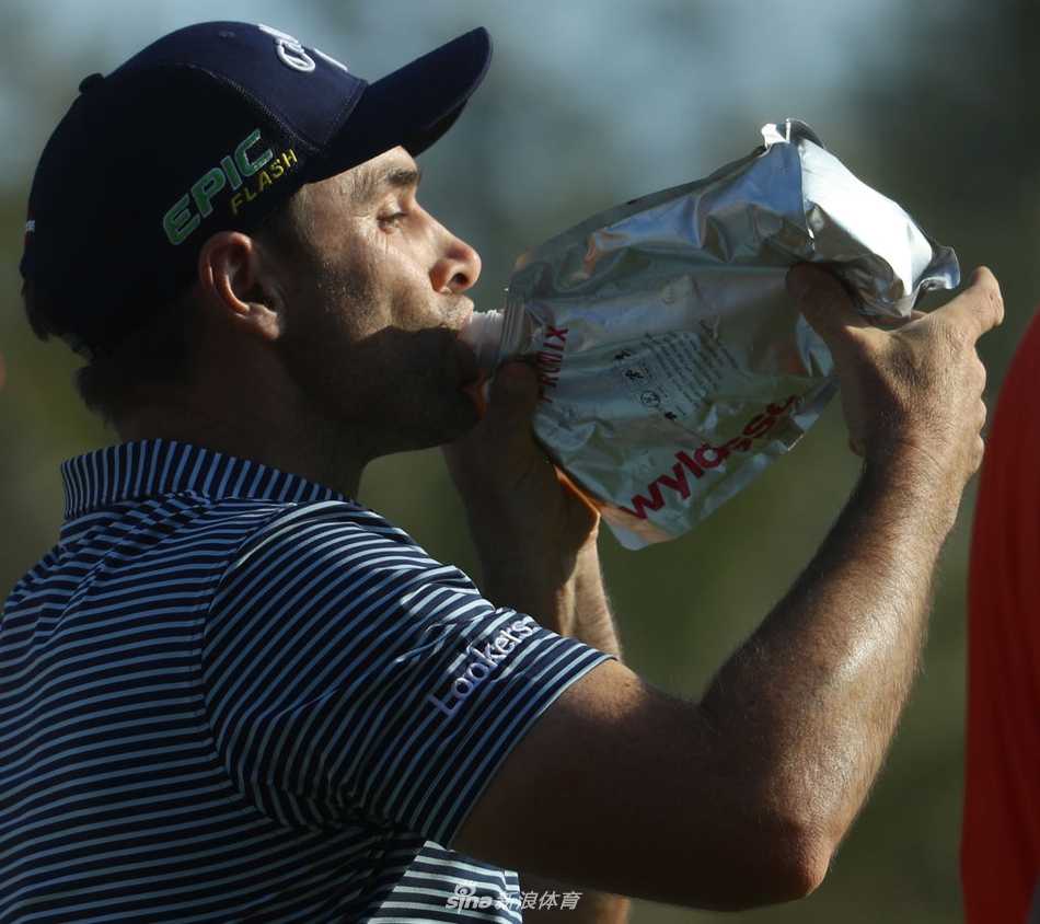 南非老将沃尔特斯在多哈的狂风中沉稳挥杆，目光坚毅地望向球道远方。