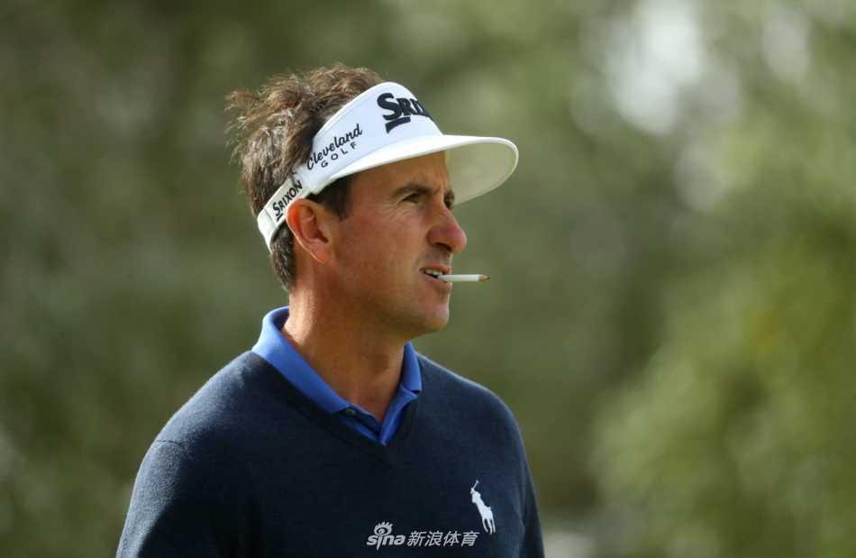 黄昏时分，第十八洞果岭在灯光和暮色中显得格外宁静，与白日的激烈战斗形成鲜明对比。