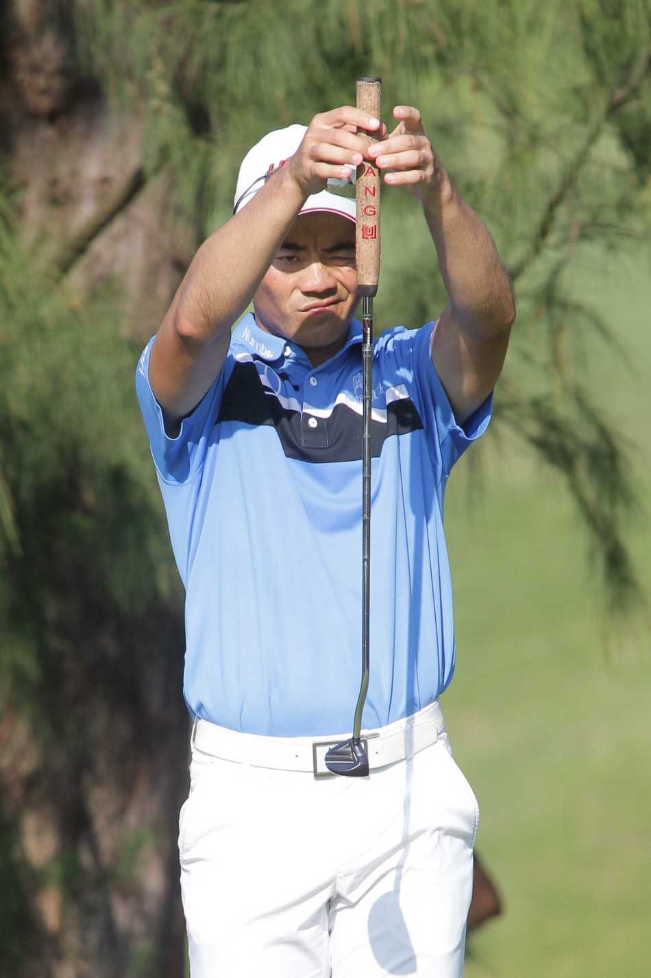 梁文冲优雅完成推杆后续动作，球径直滚向洞杯的精彩瞬间