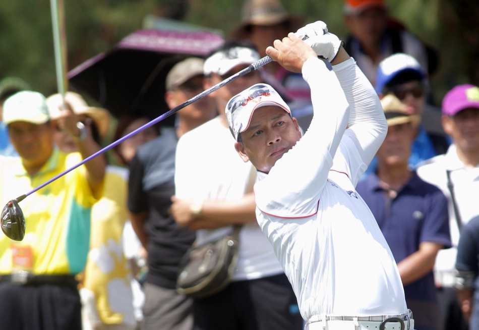 梁文冲在练习果岭反复琢磨推杆手感，为决赛轮做最后准备