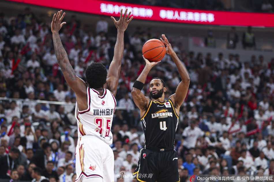 浙江队后卫程帅澎在辽宁队的严密防守下强行突破，他面部表情专注且带着一丝不甘，奋力杀向内线。