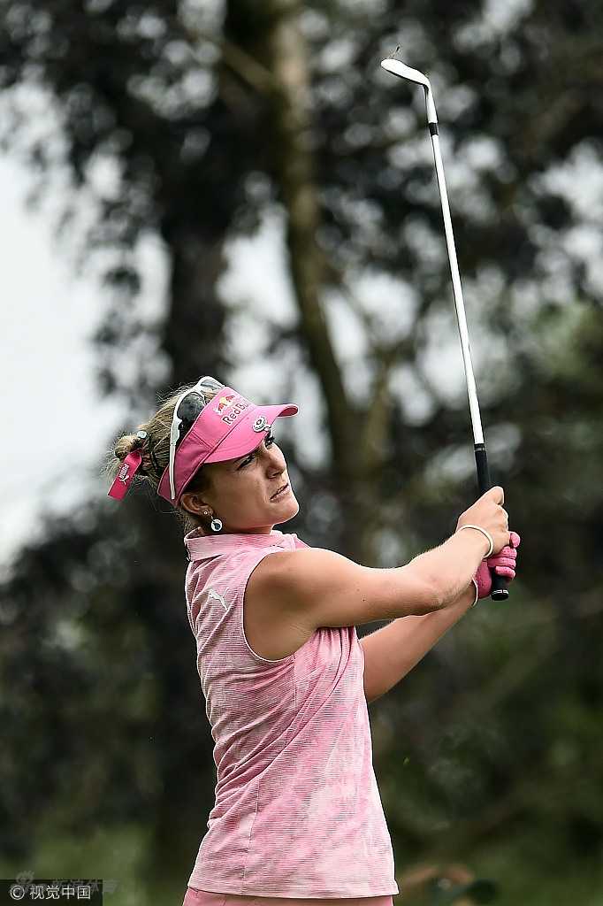 朴城炫在果岭上沉着推杆，姿势稳定如山