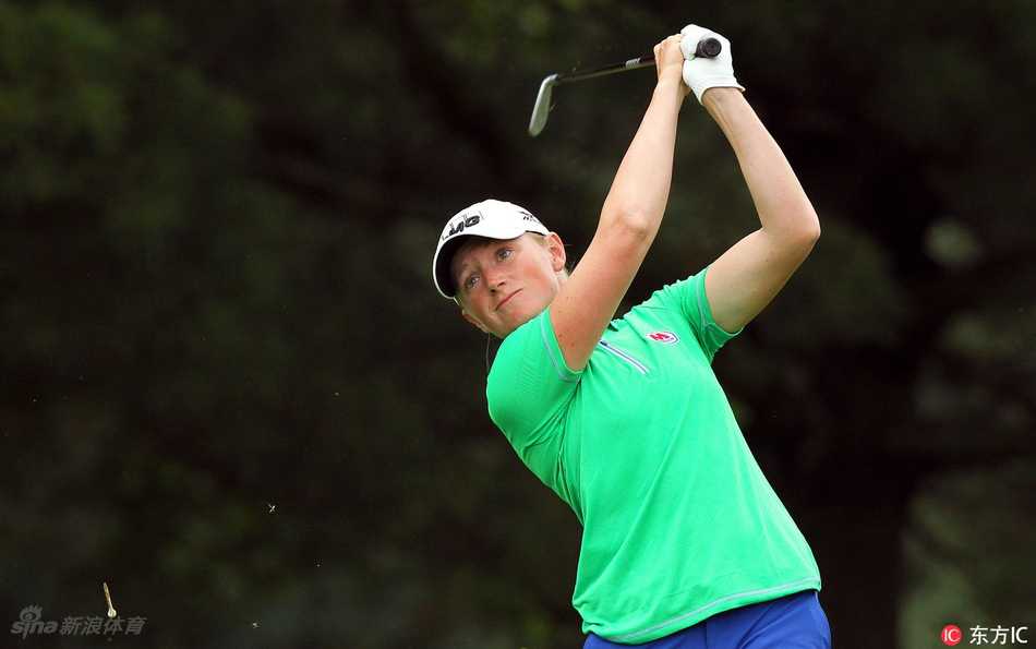 比赛因大雨一度暂停，工作人员紧急进行场地维护