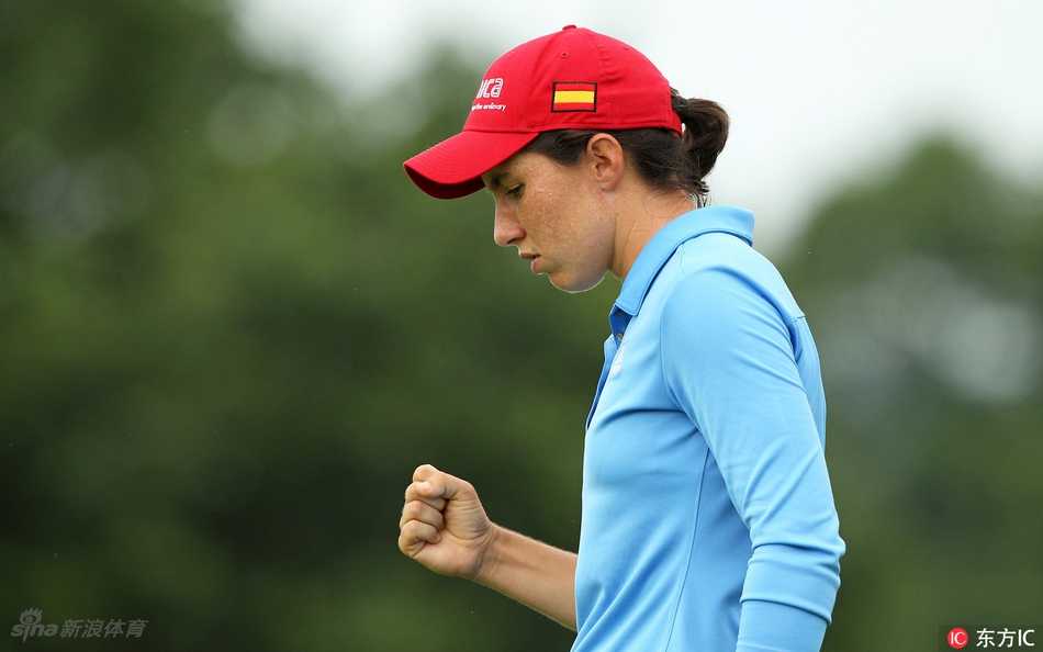 魏圣美在观众的注视下优雅挥杆，展现明星风范