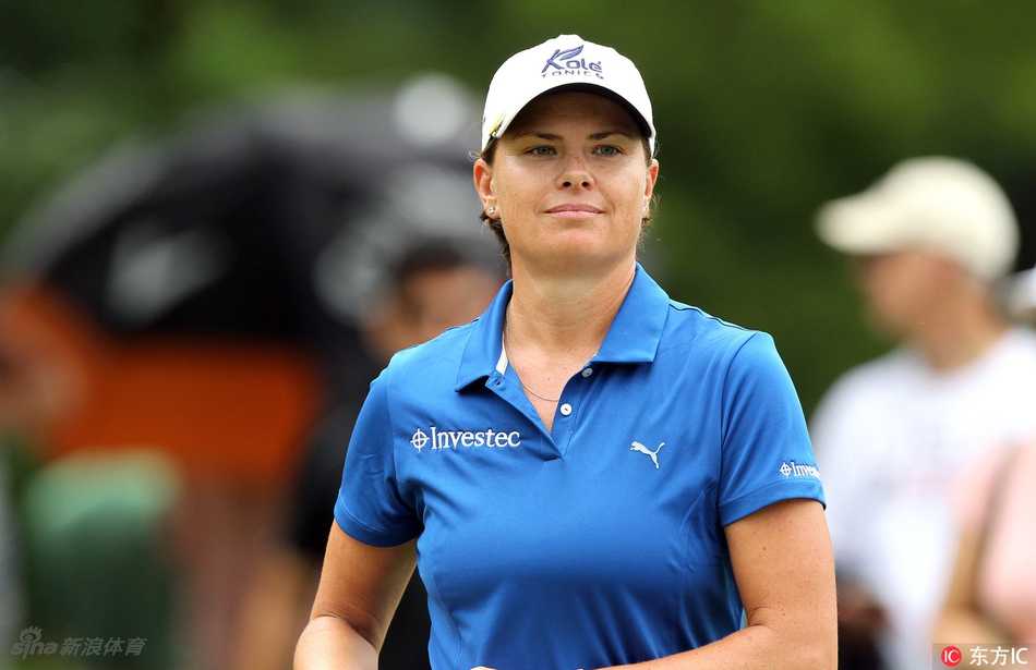 现场球迷聚集在果岭周边，全神贯注地观看比赛