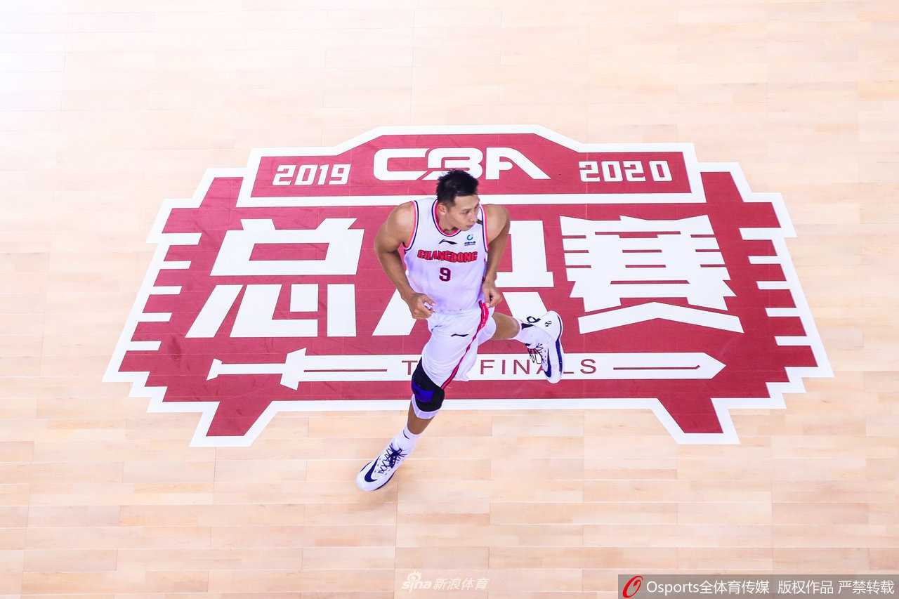 汗水顺着易建联的脸颊滑落，在灯光的照耀下闪着光，这是他数百个日夜苦练后最真实的勋章。