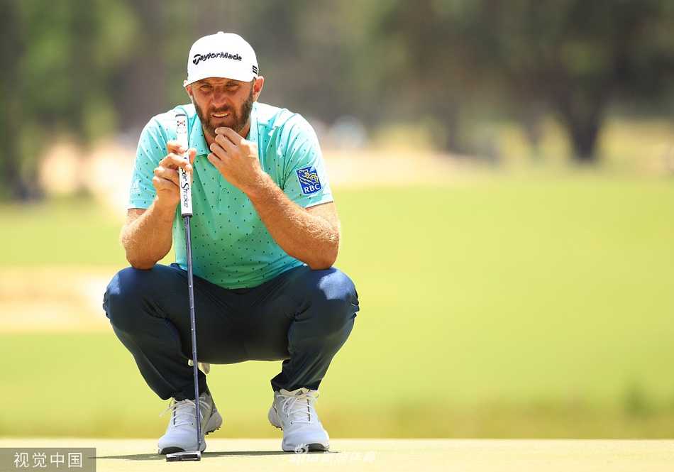 切森·哈德利在棕榈锦标赛第二轮中全神贯注地推杆，神情坚定，展现出良好的竞技状态。