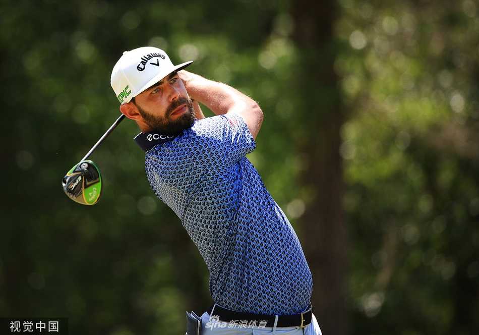 哈德利在比赛中露出笑容，与身后广阔的球场和天空形成一幅充满希望的画面。