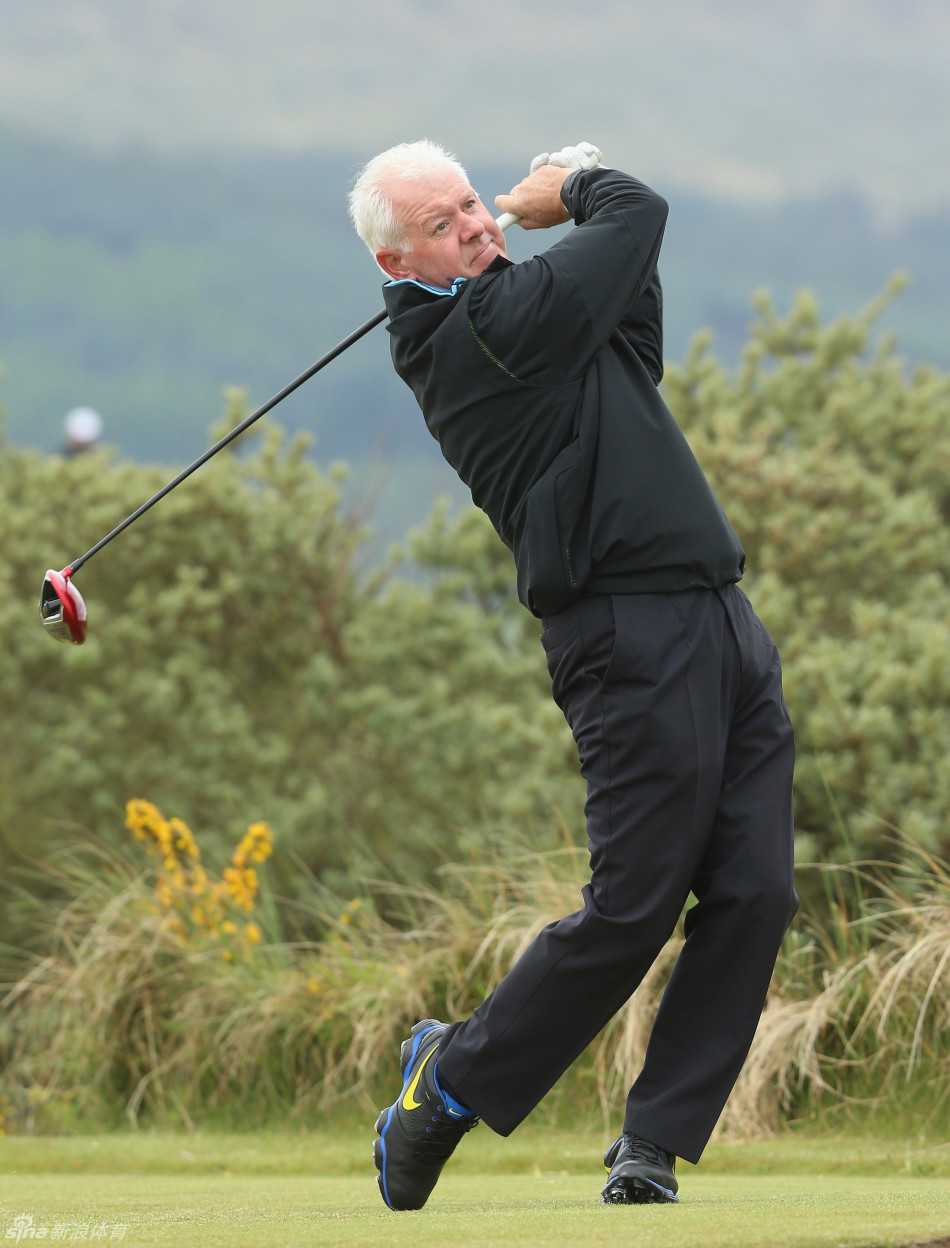 力量与技巧的凝聚：麦克罗伊全神贯注，完成一次教科书般的标准开球挥杆。