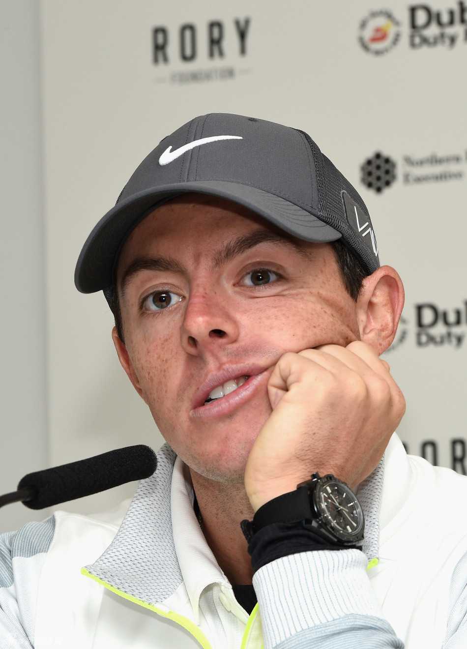 从容应对：麦克罗伊坐在发布会桌前，面对众多媒体镜头侃侃而谈，展露领袖气质。