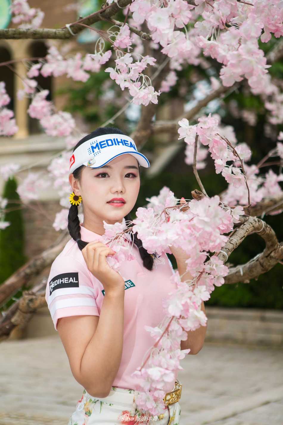 罗莹全神贯注练习推杆，身体曲线与球杆形成完美角度，果岭上的每一寸草纹都见证着她的专注