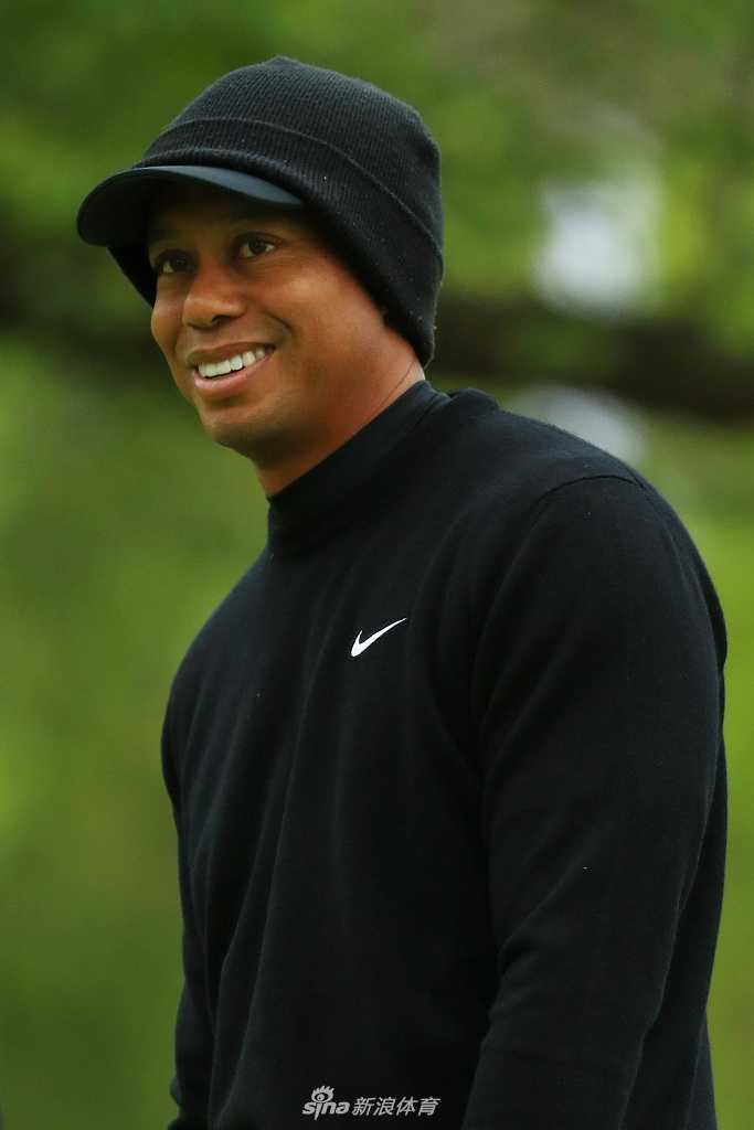 侧身凝望远方，眼神坚毅如昔，仿佛在回顾征途并展望新的传奇