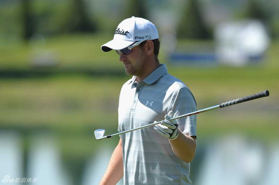 奥地利本土名将维斯伯格在练习场悠然玩转手中球杆，展现个人技巧与放松心态