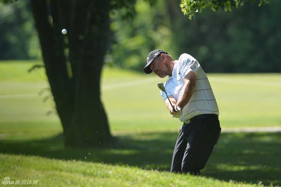吴阿顺在果岭边凝神观察小白球的线路，神情专注，为关键推杆做最后准备