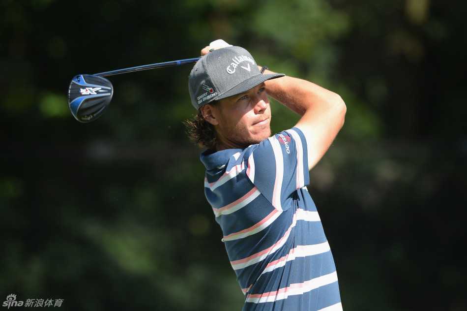 吴阿顺在决赛轮关键的下杆瞬间，身体力量完美爆发，目光紧随小球飞行方向