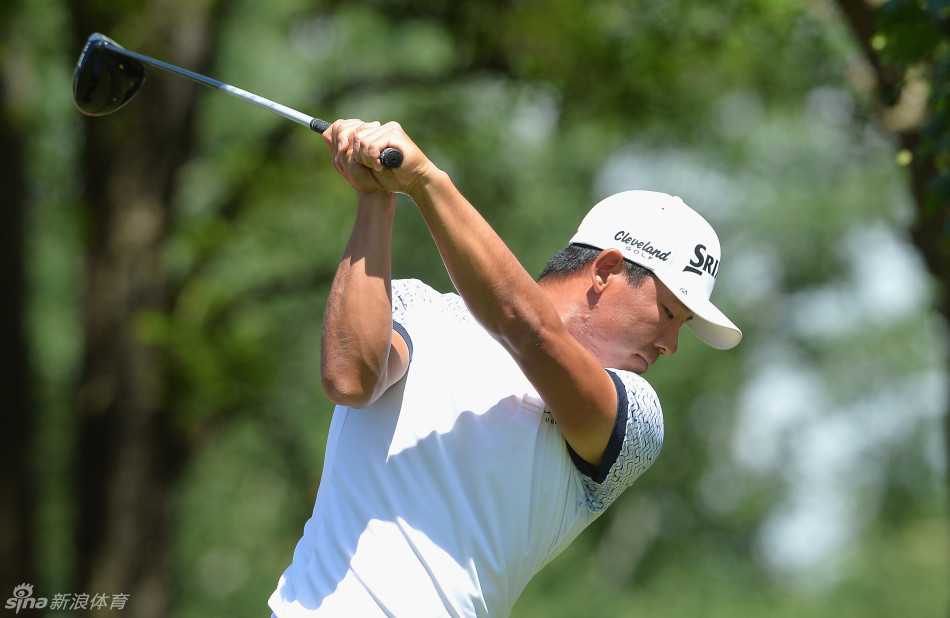 丹麦老将比约恩在果岭环旁专注练习切球，短杆技术精湛，小球落地轻柔