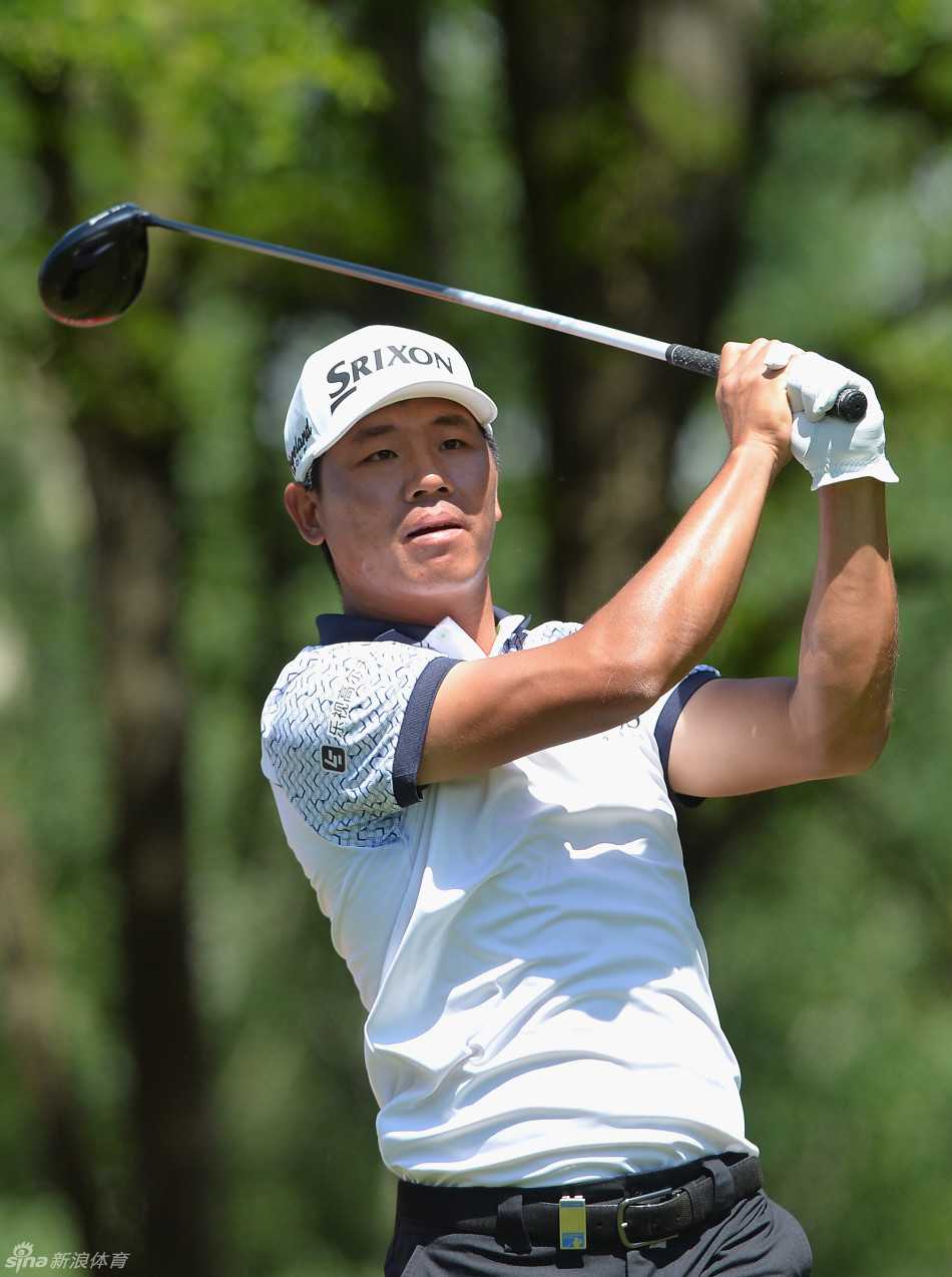 中国名将吴阿顺在赛前练习中仔细观察小球摆放，为正式比赛做好万全准备