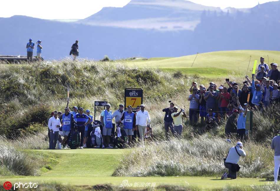 达斯汀·约翰逊轻松挥杆，身形舒展如拉满的弓弦，小白球即将破风而出