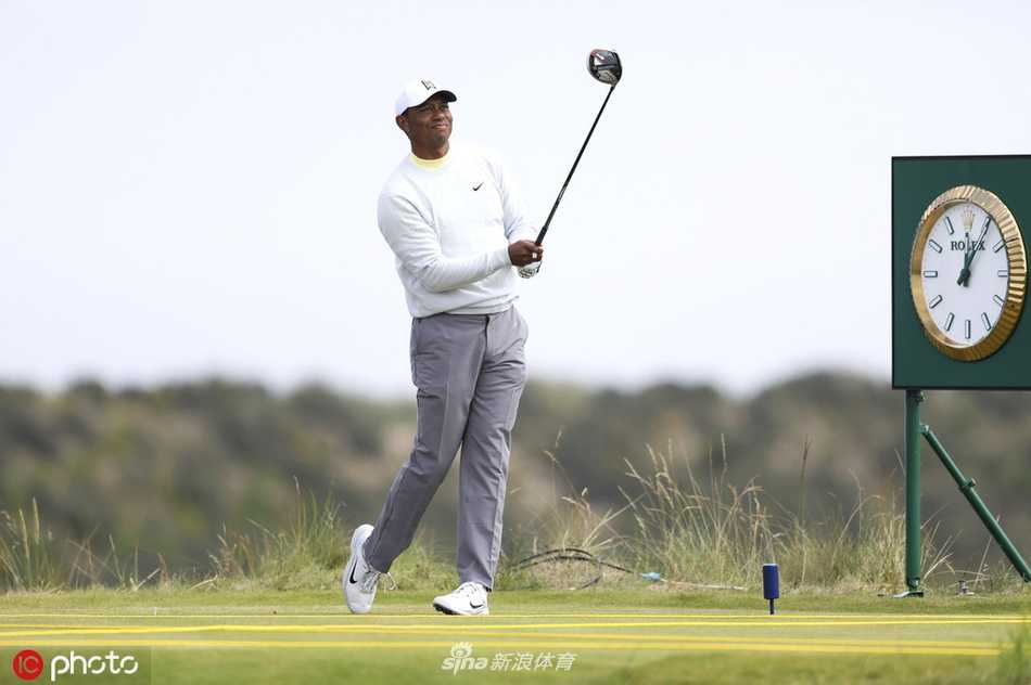 三位巨星在发球台相视而笑，竞争之外的友谊与尊重在瞬间定格