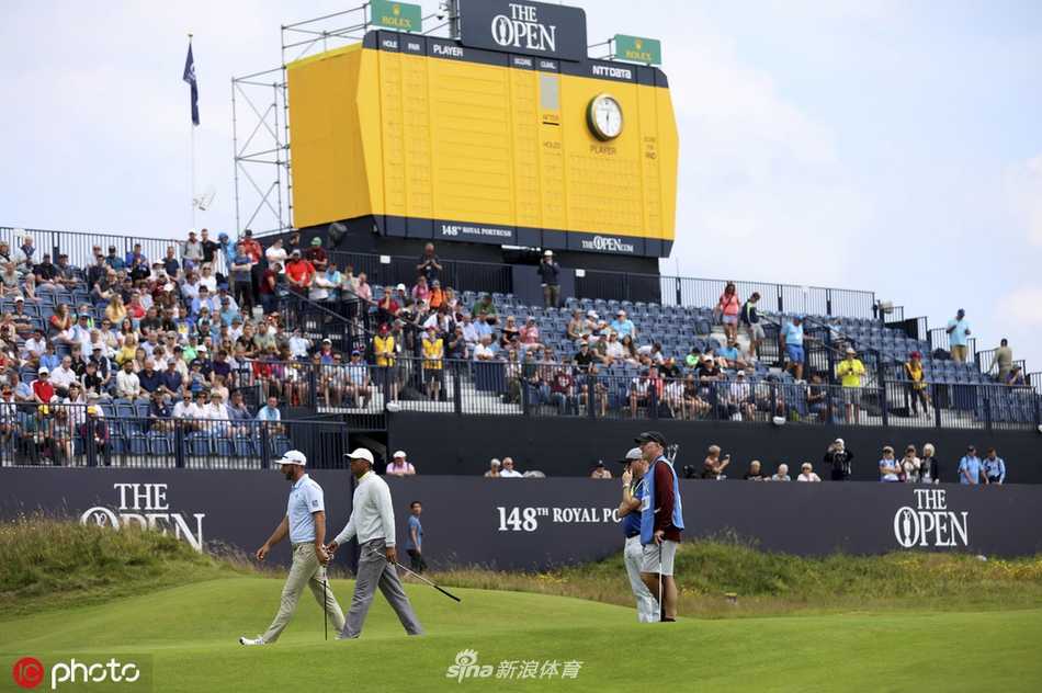 伍兹与福勒并肩而行，一边交谈一边走向下一个发球台，阳光拉长了他们的身影