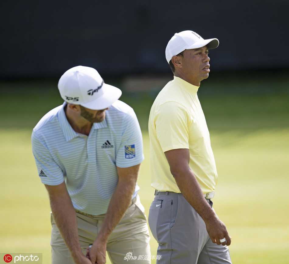 广角镜头下的壮丽林克斯全景，三位球员的身影点缀其中，与自然融为一体