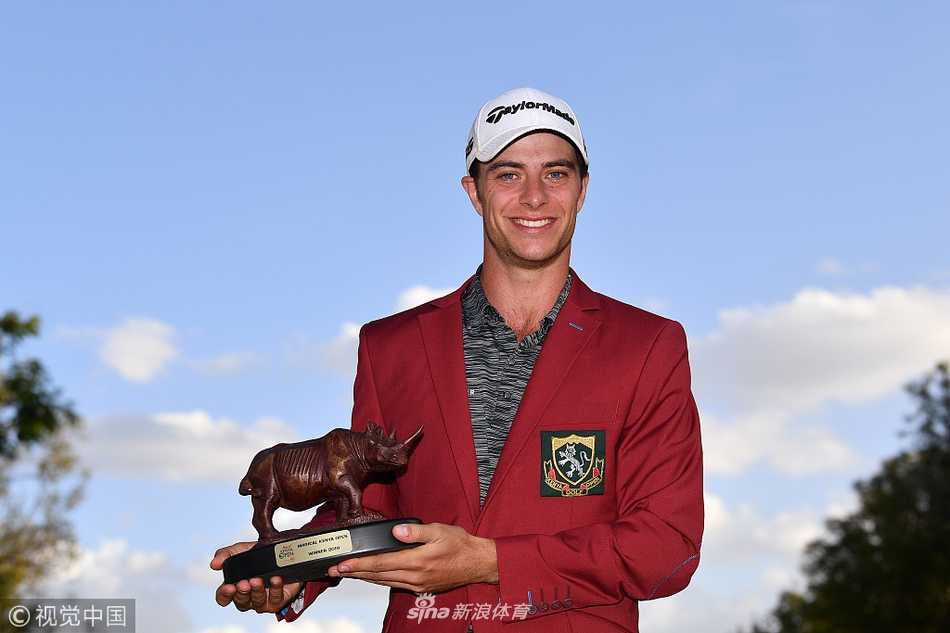 圭多·米格里奥兹在肯尼亚开阔的球道上挥杆，阳光将他的身影拉长，背景是典型的非洲草原景观