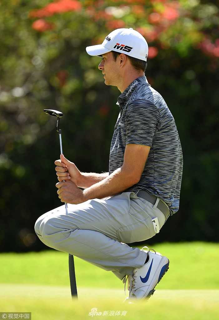 冠军推杆瞬间，米格里奥兹身体微微前倾，表情专注而坚定，果岭背景中可见观众期待的身影