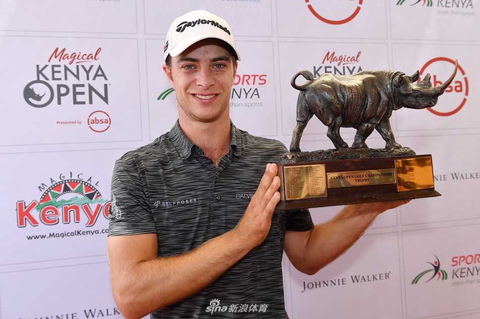 夕阳下的肯尼亚高尔夫球场全景，金辉洒满球道，远处树木剪影如画，整个场景宁静而壮丽