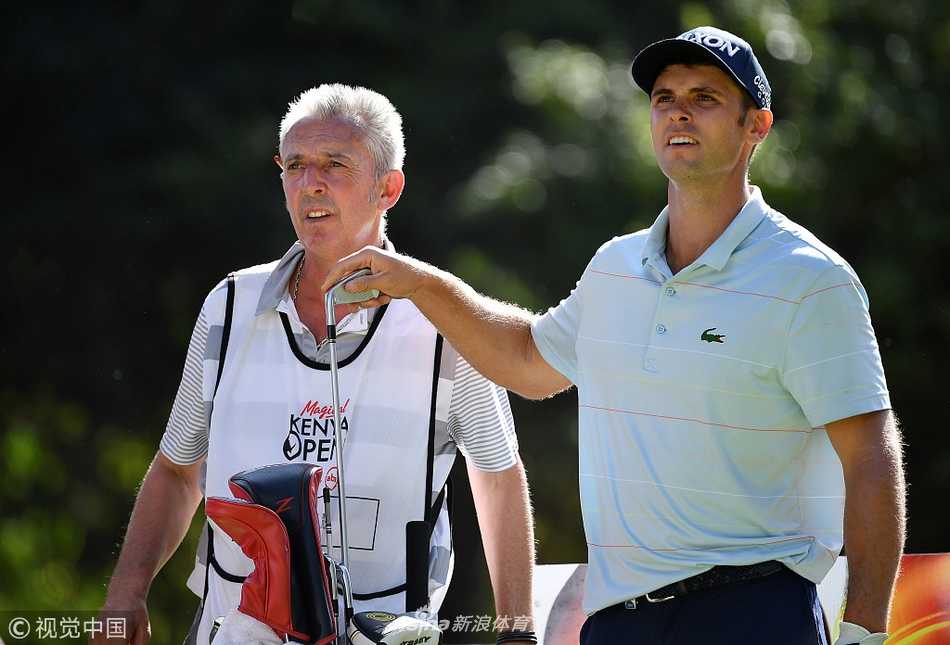 决赛轮观众聚集在果岭周围观看比赛，不同国籍的面孔汇聚一堂，共同见证冠军诞生时刻