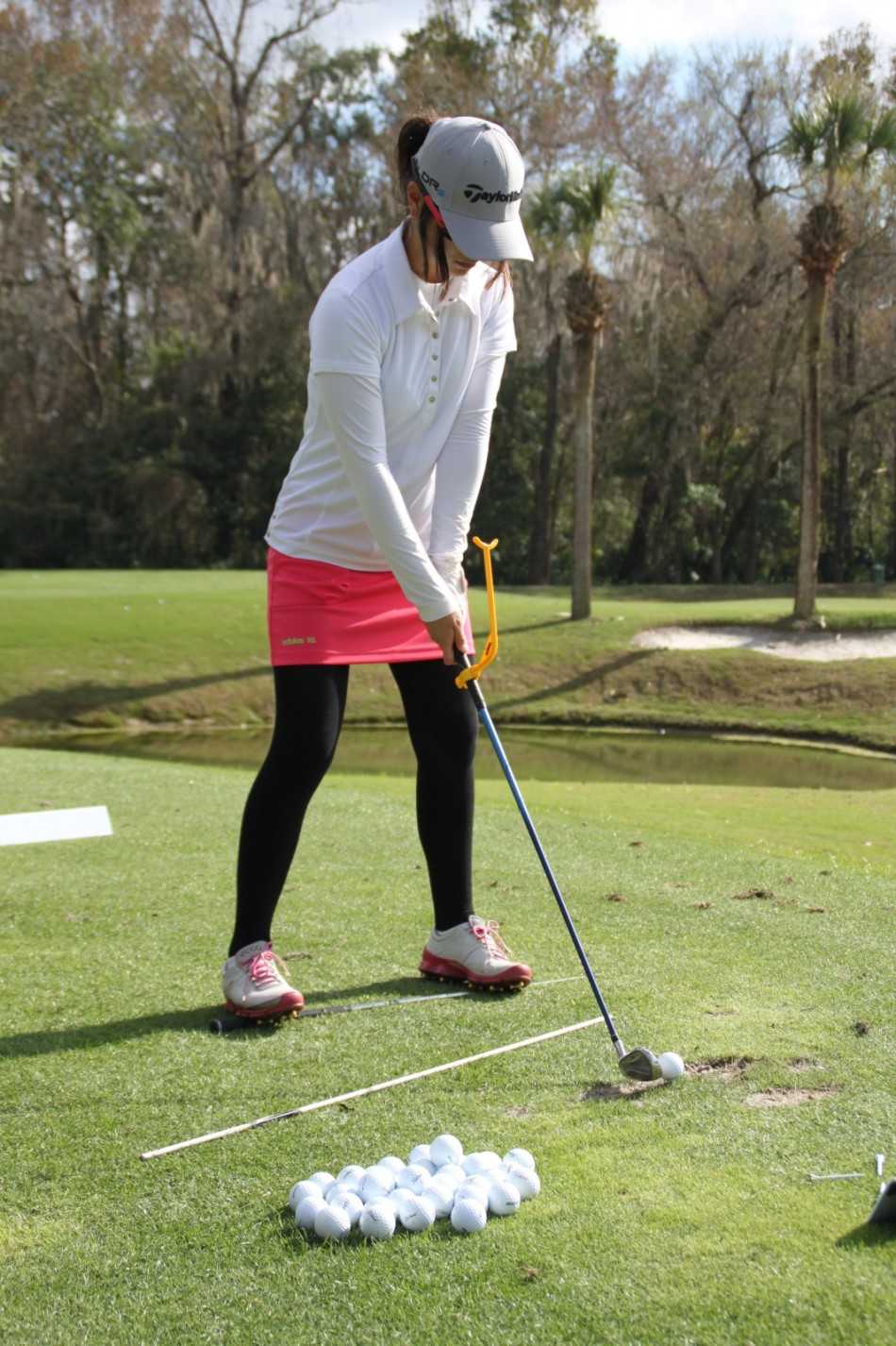 Jonathan Yarwood教练在平板电脑上勾勒挥杆分析要点，指尖划过屏幕上的挥杆曲线，与学员分享专业的洞察