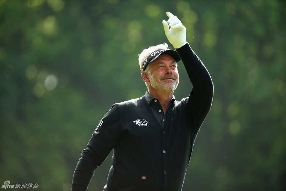 同组球员向李昊桐竖起大拇指，祝贺他精准地擒获一只关键老鹰球，赛场气氛紧张又友好