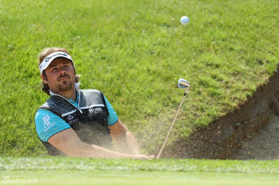 球员劳瑞在击球前双手叉腰陷入沉思，阳光下的身影显得专注而深邃，仿佛在与球场对话