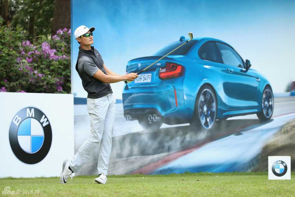 韩国球员李首民在比赛中优雅挥杆，动作流畅如教科书，展现了亚洲新生代球员的强劲实力