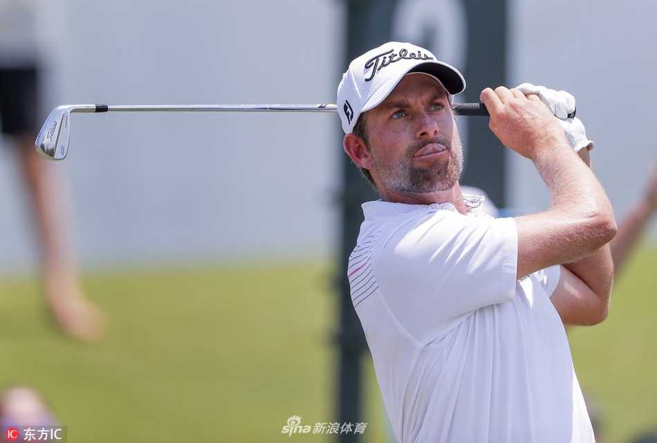 达斯汀·约翰逊在长草中奋力救球，眉头紧锁，似乎已预感到了晋级的艰难。