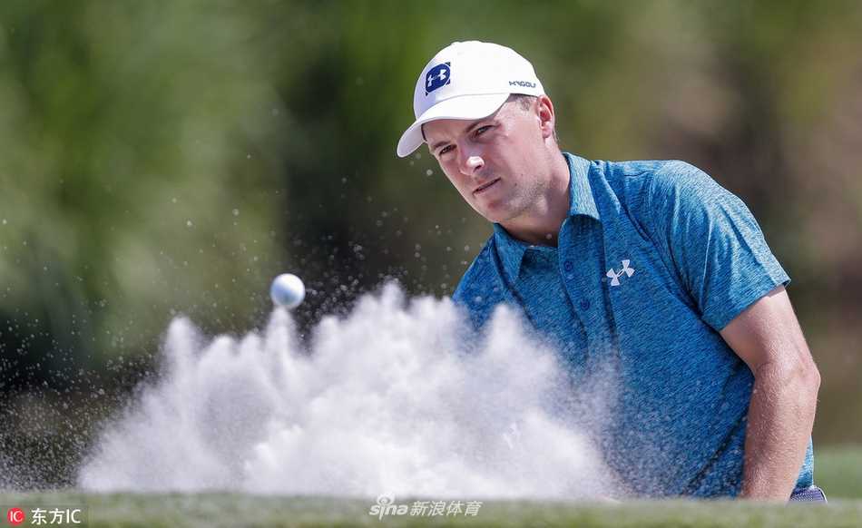 韦伯·辛普森在果岭边冷静观察线路，他专注的神情预示着胜利在望。