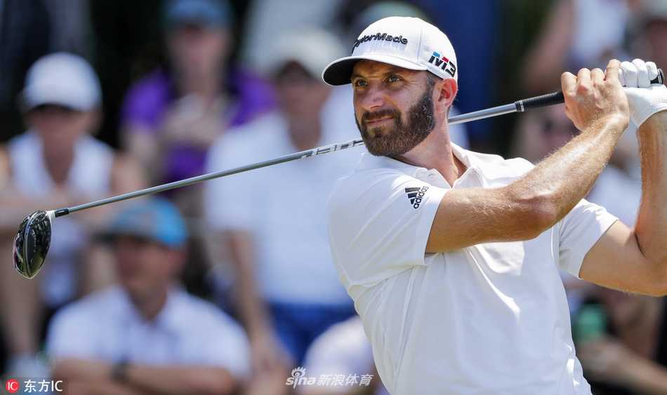 菲尔·米克尔森在球道上完成一次漂亮的铁杆进攻，身体姿态舒展，小球直指旗杆。