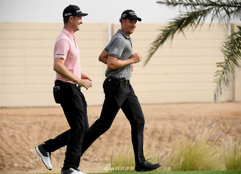 红海之滨绿茵场，沙特国际赛在崭新的皇家格林球场盛大启幕，远处可见湛蓝海景与现代建筑交融