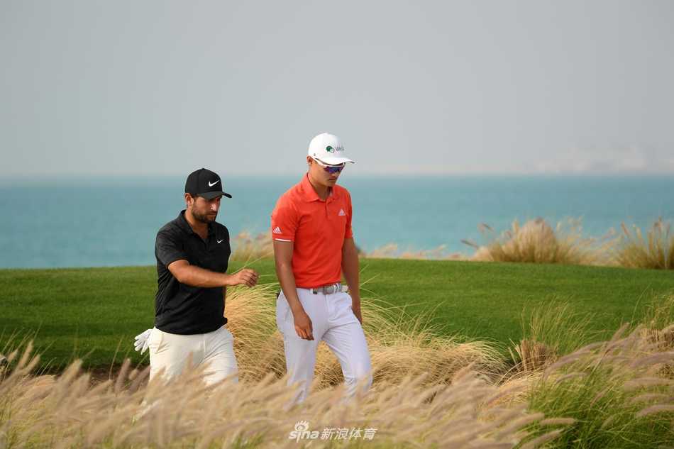 决赛轮巅峰对决，达斯汀·约翰逊与李昊桐同组竞技，两人在球道上并肩前行，展开对冠军的激烈争夺