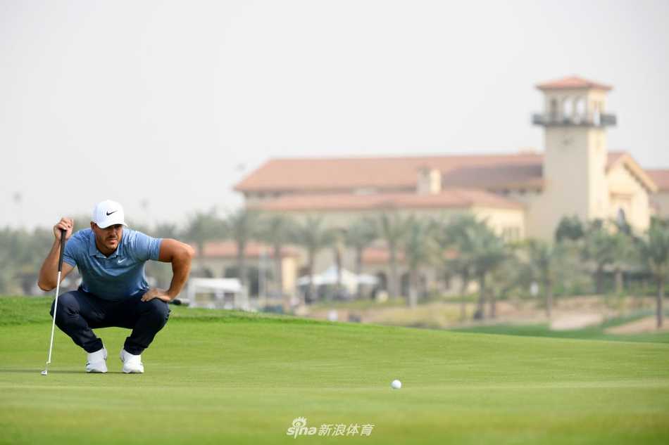 美国大炮德尚博在沙特赛场大力开球，白色小球划破天际，展现惊人的力量与技巧